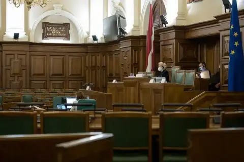Atbalsta grozījumus, kas aizliegtu partijām noliegt kara noziegumus