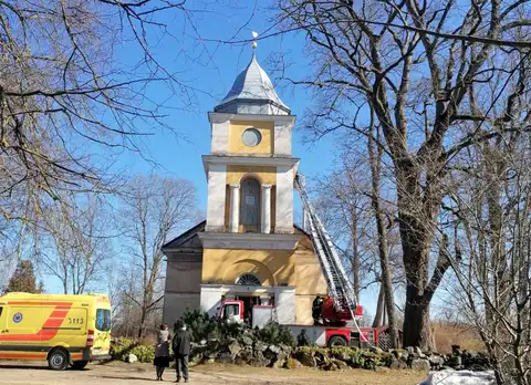Dievkalpojuma tiešraides laikā Baldones baznīcā izceļas ugunsgrēks