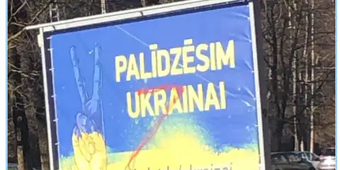 Policija sākusi pārbaudi par Rīgā novietota Ukrainu atbalstoša vides reklāmas objekta bojāšanu (FOTO)