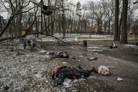 «Медуза» опубликовала запись с дрона: трупы на улицах Бучи лежали в то время, когда в городе стояли российские войска