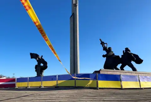 LKS vērsīsies tiesā, ja tai neļaus protestēt pret pieminekļa nojaukšanu Pārdaugavā