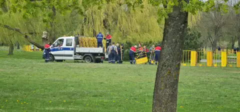 Piemineklis Uzvaras parkā norobežots ar žogu