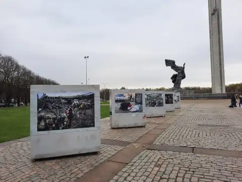 У памятника Освободителям установлена фотовыставка о войне в Украине