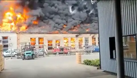 Ozolniekos industriālā teritorijā izcēlies ugunsgrēks
