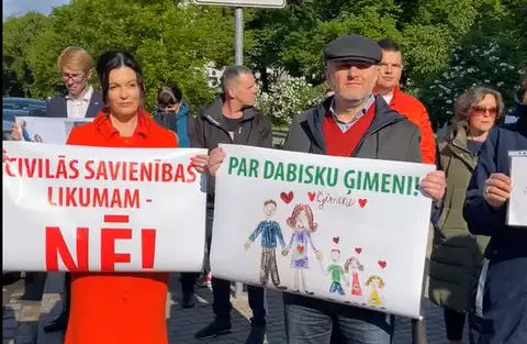 Piketā «Par dabisku ģimeni» pie Saeimas pulcējas tuvu simts cilvēkiem