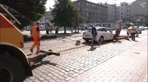 Дважды в одну яму: на Кр. Барона водители не замечают ремонт и застревают на трамвайных путях
