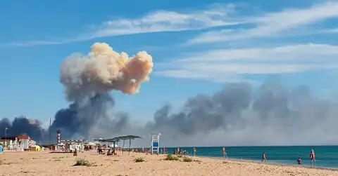 Krimas pussalā deg viena no lielākajām naftas bāzēm (FOTO, VIDEO)