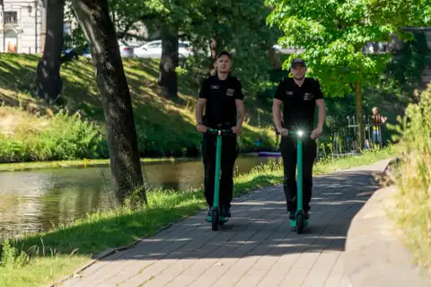 Pašvaldības policija Rīgā turpmāk patrulēs arī ar elektroskrejriteņiem