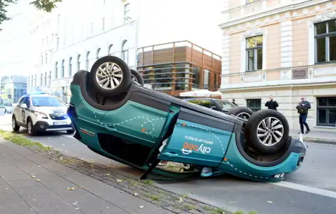 «CityBee» vēl nevar aprēķināt zaudējumu apmērus par piektdienas rītā Rīgas centrā negadījumā iesaistīto uzņēmuma automašīnu