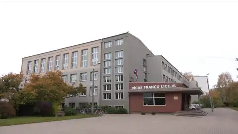 В Рижском французском лицее первокласснику пришлось выпрыгнуть из окна третьего этажа: кто за это ответит?