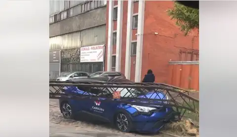 Matīsa ielā avārijas rezultāta automašīnai virsū uzkritis stabs (VIDEO)