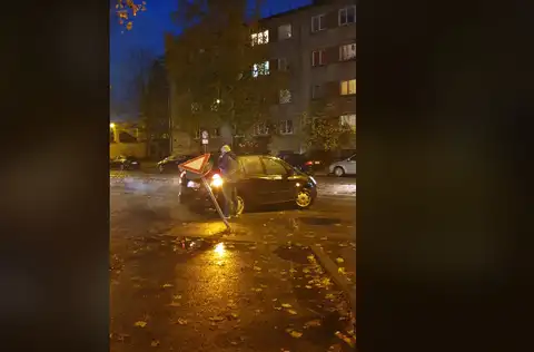 «На меня упал знак»: курьезное ДТП возле Ботанического сада