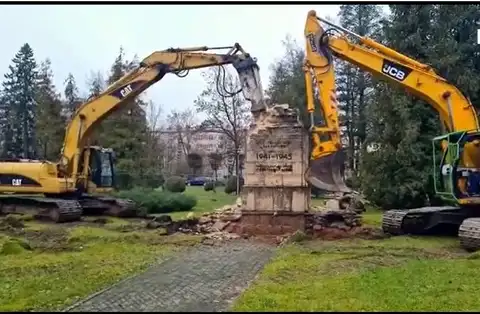 Balvos demontāžas laikā sašķīdis padomju piemineklis, kuru bija plānots saglabāt Okupācijas muzeja krājumā