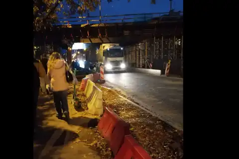 ЧП: под мостом у т/ц «Domina» снова застрял грузовик (ФОТО)