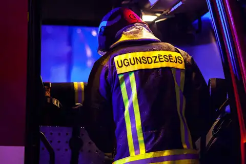 Siguldā vadu aizdegšanās dēļ no sabiedriskas ēkas evakuējušies ap 100 cilvēku