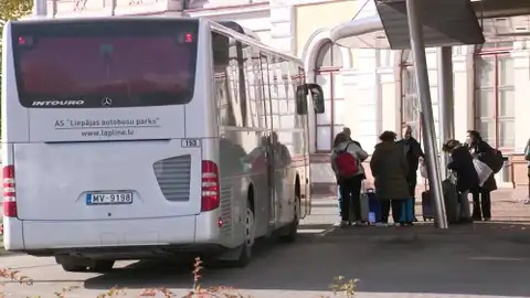 Молодые люди в Риге ограбили мужчину, с которым поругались в междугороднем автобусе