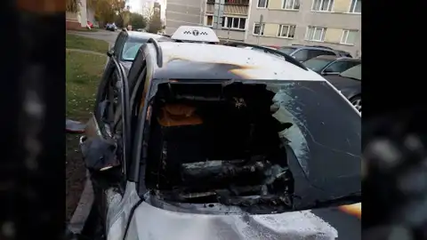 «Колесо очень быстро взорвалось, воздух нагрелся»: в Пурвциемсе подожгли такси