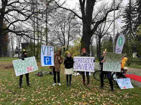 С красной дорожкой и шампанским: в Риге устроили пикет против парковки в парке (ВИДЕО)