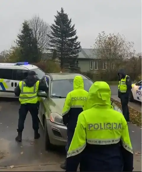 Policija sākusi kriminālprocesu par Purvciemā pie skolas atrasto granātmetēju