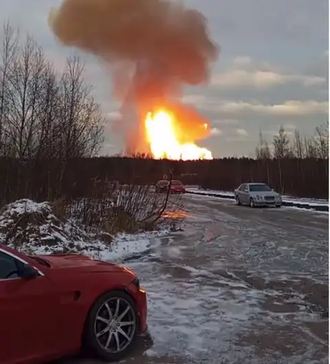 Взрыв газопровода и пожар под Санкт-Петербургом; в воздухе чувствуется запах газа