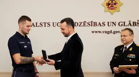 Гордость Латвии: полицейский в Алуксне случайно проезжал мимо горящего дома и спас из огня человека