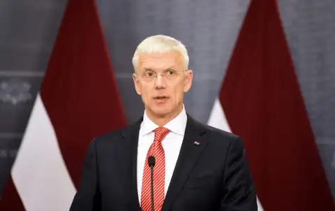 Kariņš piedāvā saglabāt esošo koalīciju, pārdalot trīs ministru portfeļus