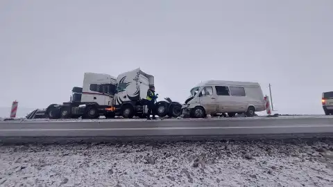 Два ДТП на одном месте с одной фурой: под Шауляем погибли двое латвийцев и еще трое пострадали