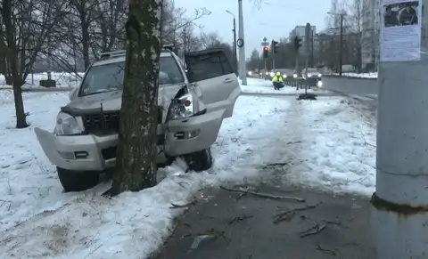 Чтобы не убить пешехода, пришлось врезаться в дерево: ДТП в Кенгарагсе