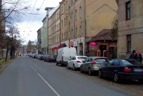 Врезался в припаркованную машину и погиб: ДТП в Агенскалнсе
