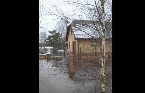 Вода за час отрезала от суши дом, пришлось срочно эвакуировать жителей: мэр Екабпилса о паводке. ФОТО