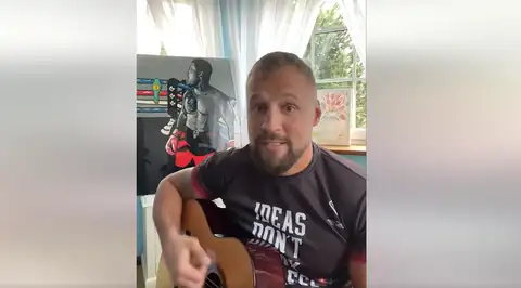 «Пояса затянем потуже, будем мы налоги платить»: Майрис Бриедис спел о Латвии. ВИДЕО