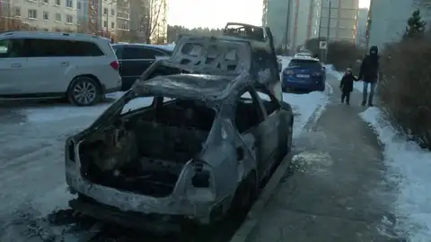 В Зиепниеккалнсе сожгли машину: очевидцы уверены, что с умыслом