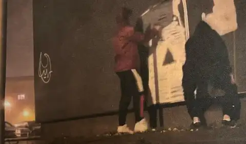 Полиция просит помощи в опознании разрисовавших фасад дома подростков, попавших на фотографию