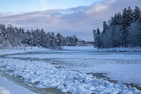 Ceturtdien laiks kļūs mākoņaināks un siltāks
