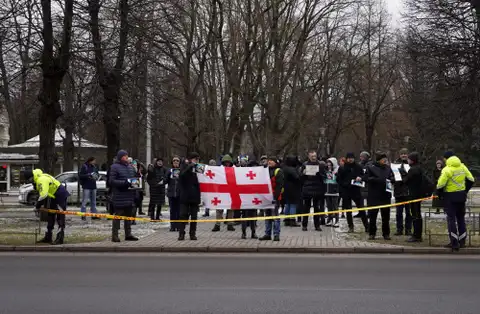 Rīgā akcijā Saakašvili atbalstam pulcējušies ap 30 cilvēki