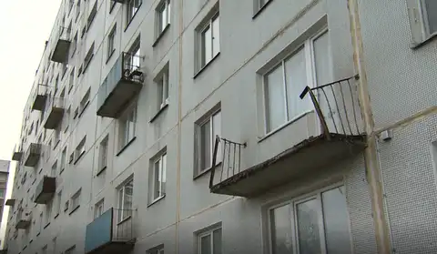 Уже второй: в елгавской многоэтажке обрушился еще один балкон