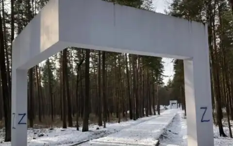 Policija sākusi administratīvā pārkāpuma procesu par holokausta upuru memoriāla apķēpāšanu Biķernieku mežā