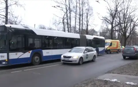 На ногах не стоял: в Пардаугаве мужчина угодил под автобус