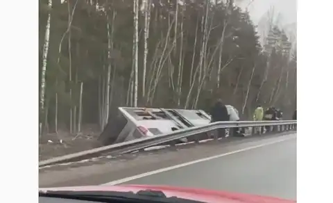 Dobeles novadā grāvī iebraucis autobuss un divu cilvēka atbrīvošanai piesaistīti ugunsdzēsēji