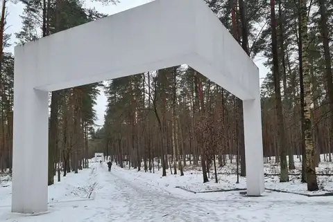 В Бикерниеки снова осквернен мемориал жертвам Холокоста Второй мировой войны (ФОТО)