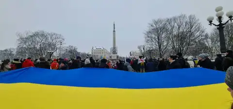 Jaunais Ukrainas vēstnieks un Rīgas skolēni pavadīs uz fronti humāno konvoju