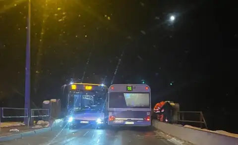 Пара «баранов»? В Торнякалнсе на мосту не разошлись два автобуса