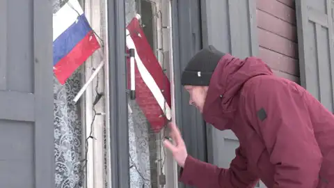 Российские флаги в рижских окнах: хозяйку квартиры забрали в полицию после звонка журналиста