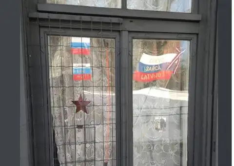 В поле зрения полиции попала квартира в Торнякалнсе с российскими флагами на окне