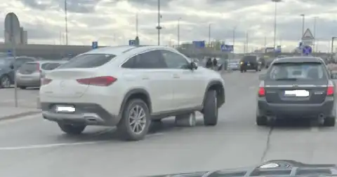 Видео для «TikTok»? В Литве «Mercedes» протащил кусок бетона по парковке