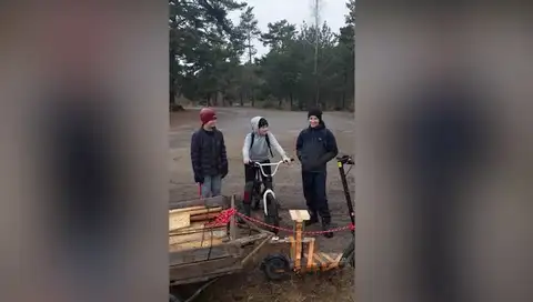 «У Латвии есть будущее!» Сельские ребята соорудили креативное транспортное средство (ВИДЕО)