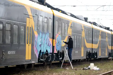 Vagonu depo ar grafiti apķēpāts viens jaunais elektrovilciens
