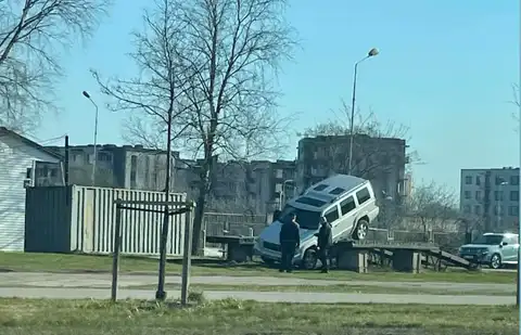 Пасхальные качели? В Плявниеках машина свалилась с эстакады