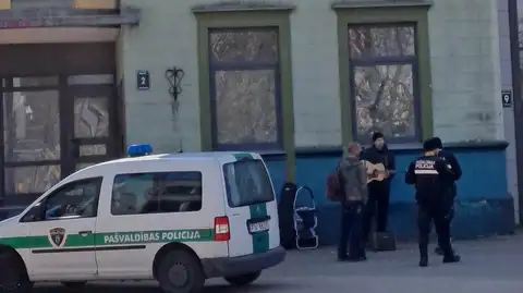 Скандал в Лиепае: прохожие пожаловались на уличного музыканта, в песнях «прославлявшего Россию»