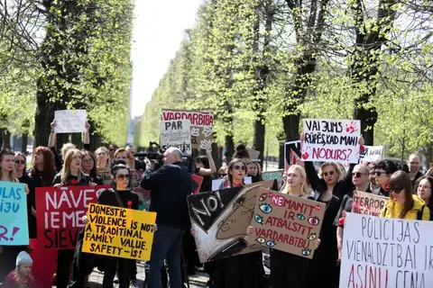 Снова пикет: 100 человек собрались у Кабмина в связи с убийством женщины в Екабпилсе